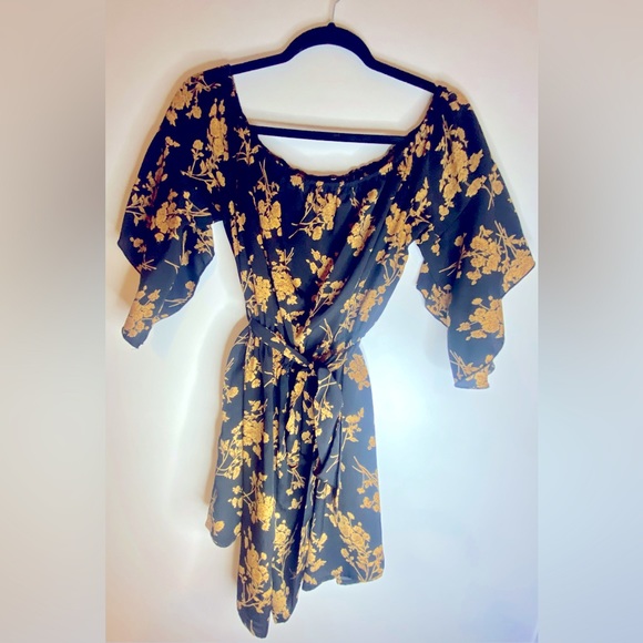 Off the shoulder bell sleeve romper - Picture 7 of 9